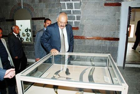 رئيس الجمهورية أثناء زيارته المتحف الوطني أمس